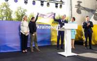 Український президент показав бойовий прапор з Бахмуту у Вільнюсі