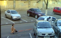 В Одессе голый мужчина катался на санках по асфальту (ФОТО)