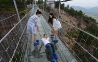 В Китае построили самый длинный мост из стекла