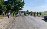 Жители села перекрыли дорогу с четкими требованиями