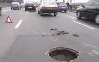 Внимание автомобилистам! В Киеве активно воруют люки и сливные решетки