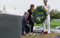Порошенко в США посетил могилу Джона Маккейна