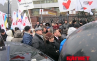 Милиция бережно охраняла митингующих под судом пожилых сторонников Тимошенко (ВИДЕО)