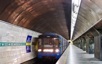 В киевском метро подростки прыгнули под колеса поезда (видео)