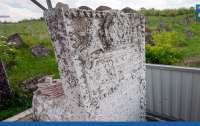 На еврейском кладбище Сатанова нашли колдовской атрибут