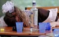 Семилетняя россиянка отравилась водкой, когда пила ее с одногодками