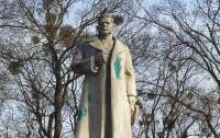 Вандалы облили краской памятник генералу Ватутину в Киеве