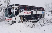 Автобус упал со скалы в Турции, пятеро погибли