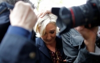 Ле Пен закидали яйцами