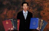 Индонезиец за 20 лет получил более 30 дипломов