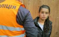 В Киеве 19-летняя девушка нагло обворовала пенсионерку в подземном переходе