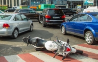 Авария в центре Киева: Mercedes сбил мотоциклиста