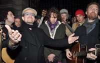 Боно устроил уличный перформанс в Дублине (ФОТО)