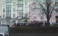 В Киеве пикетировали офис «УДАРА», требуя выплатить деньги за участие в митинге