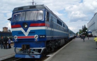 После критики Азарова «Укрзализныця» назначила 22 дополнительных поезда