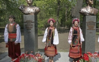 В Киеве появилось два новых памятника (ФОТО)