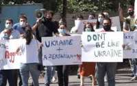 Украинское посольство в Армении облили борщем