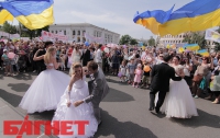 Киевские невесты танцевали на улицах ради полноценной семьи (ФОТО)