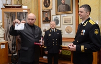 Украинские ветераны наградили российских моряков медалью «Матрос Кошка»