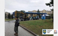 Во Львове исполнительная служба сносит АЗС