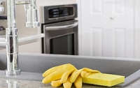 Как спасти кухонную губку от микробов
