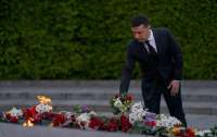 Зеленский возложил цветы к Вечному огню в Парке славы в Киеве