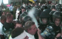 Участники акции протеста у Украинского дома применили физическую силу