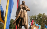 В Украине установлено почти 20 монументов Бандере