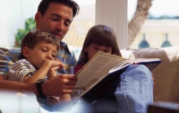 Дети развиваются лучше, если сказки на ночь им читают отцы - исследование