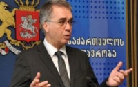 В Грузии министр перевязал рану бомжу дорогим галстуком