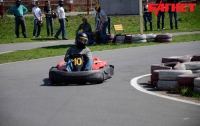 Журналисты в Киеве погонялись на картингах (ФОТО)