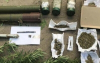 В Днепре у мужчины нашли запасы наркотиков, взрывчатку и пистолет (видео)