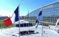 Флаг Финляндии поднят возле штаб-квартиры НАТО