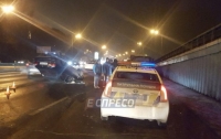 Авария в Киеве: авто влетело в эвакуатор и перевернулось