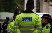 Толпа школьников в Лондоне избила двух полицейских