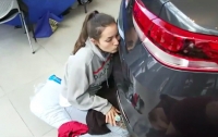 Американка 50 часов целовала Kia в бампер, чтобы выиграть авто