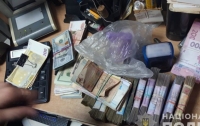 Ищут фальшивую валюту: в харьковских обменниках начали проводить обыски