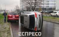 В Киеве перевернулось авто