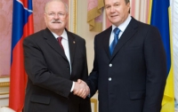 Виктор Янукович и Иван Гашпарович подписали соглашение о военных захоронениях