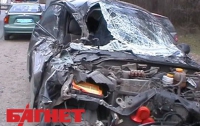Под Киевом грузовой Mercedes уничтожил Daewoo (ВИДЕО)