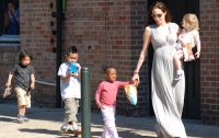 В Лондоне Анджелина Джоли с детьми навестила Гвен Стефани (ФОТО)
