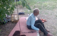 В России женщина посадила отца на цепь и кормила из собачьей миски