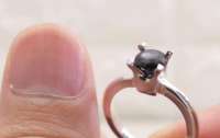 Мужчина сделал обручальное кольцо из ногтей