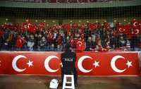 Турецкие фанаты во время минуты молчания скандировали 