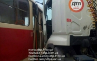 ДТП в Киеве: грузовик врезался в трамвай