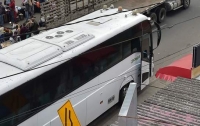 Автобус с фанатами врезался в мост в Эквадоре: погибли 12 человек