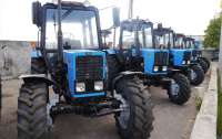 Лукашенко подарил путину трактор с разными насадками