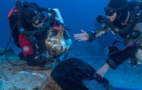 Археологи обнаружили обломки статуй и бронзовый диск на дне Средиземного моря