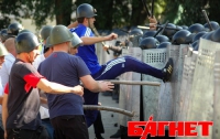 В Симферополе 1,5 тыс. омоновцев дубинками разгоняли пытавшихся захватить здание Совмина (ФОТО)
