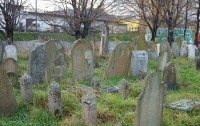 Аноним за свой счет восстанавливает еврейское кладбище в польском городке Живец